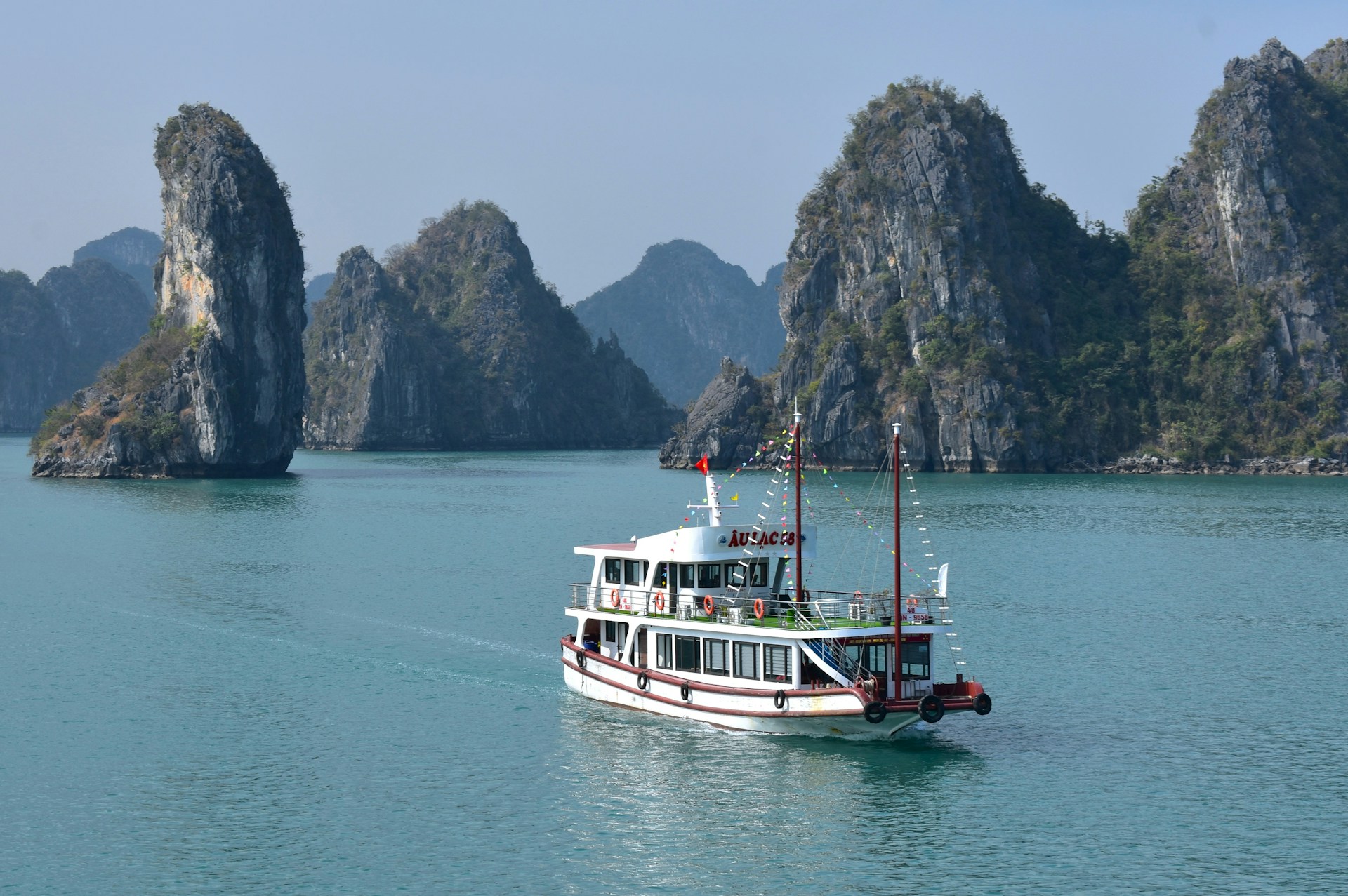 Du thuyền gỗ trên Vịnh Hạ Long