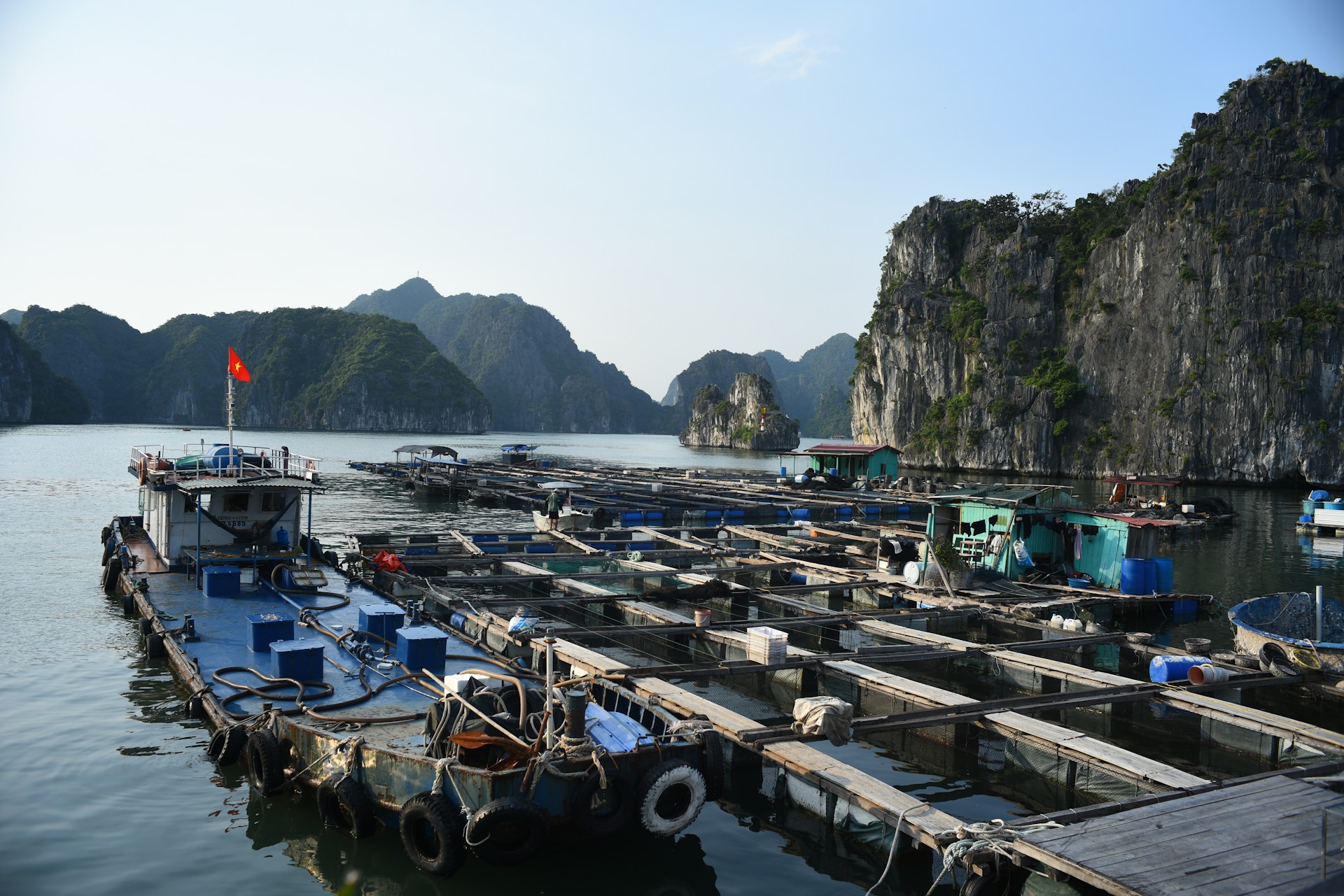 Làng chài nổi trên Vịnh Hạ Long